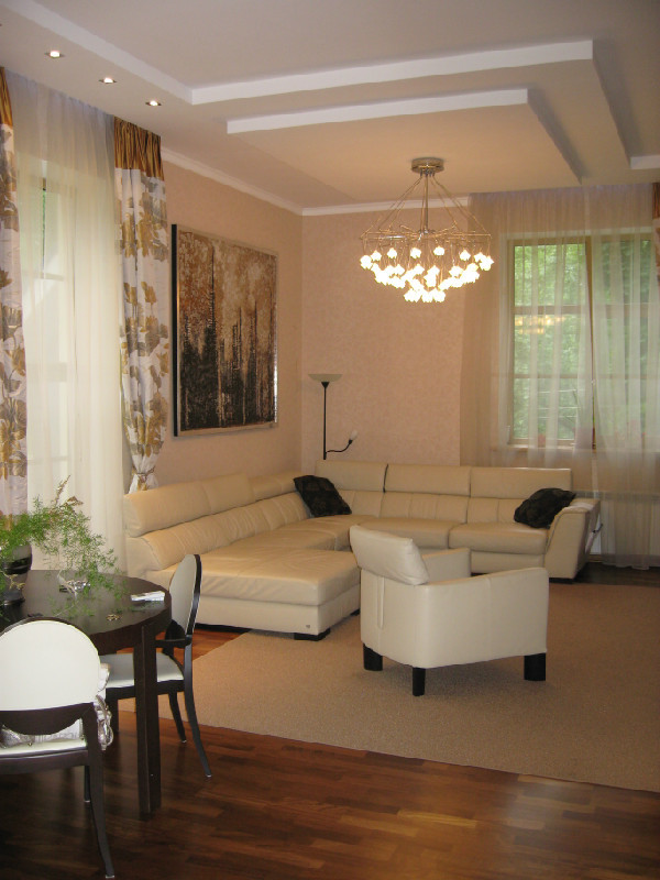 Гостиная и лестничный холл