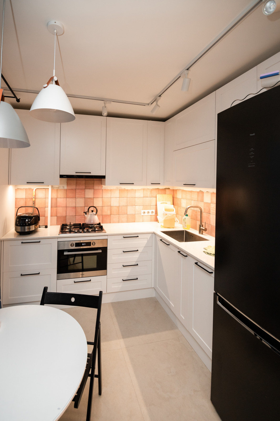 Белая небольшая кухня в стиле неоклассика