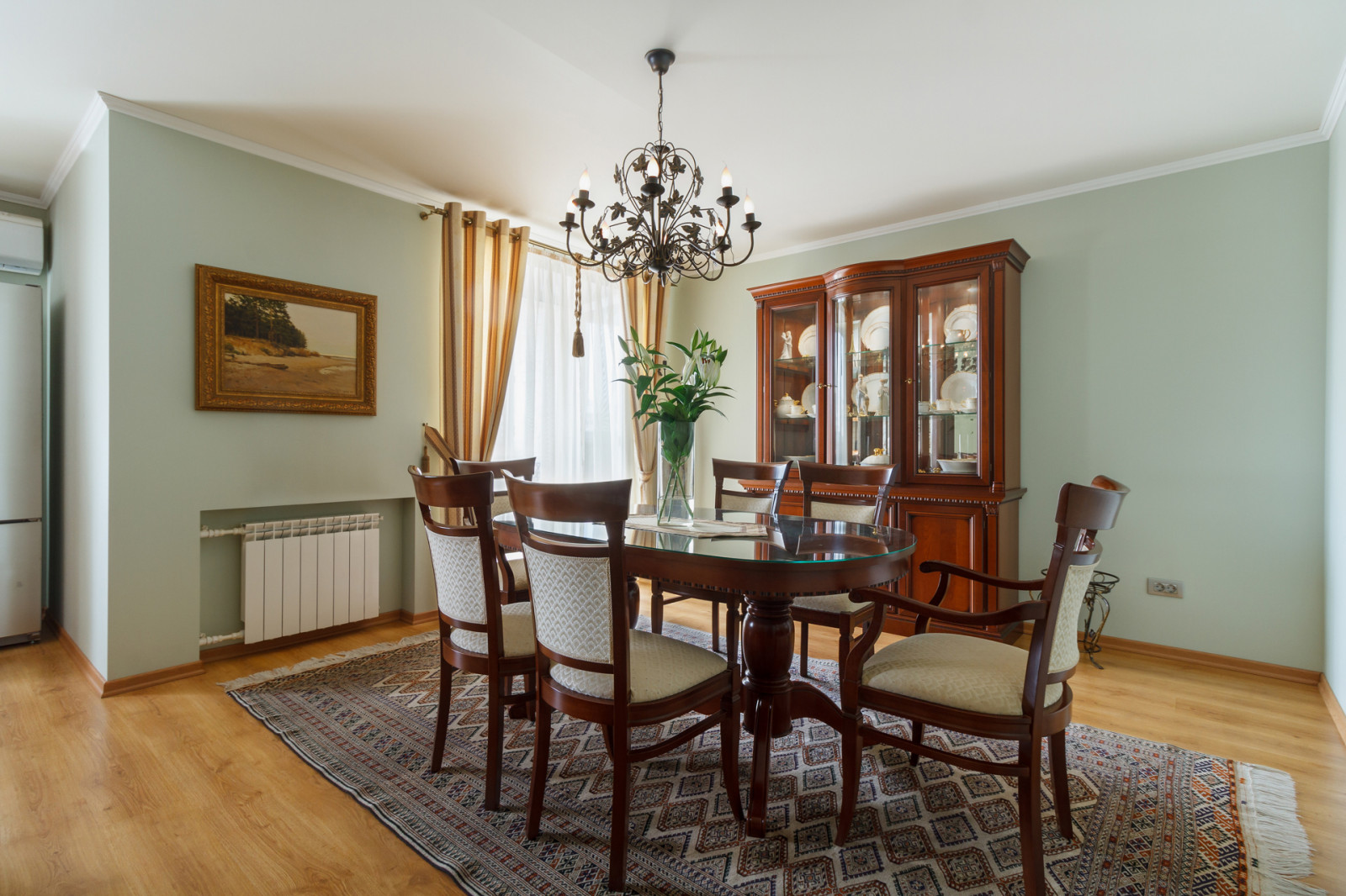 Трёхкомнатная квартира с кухней-гостиной в классическом стиле