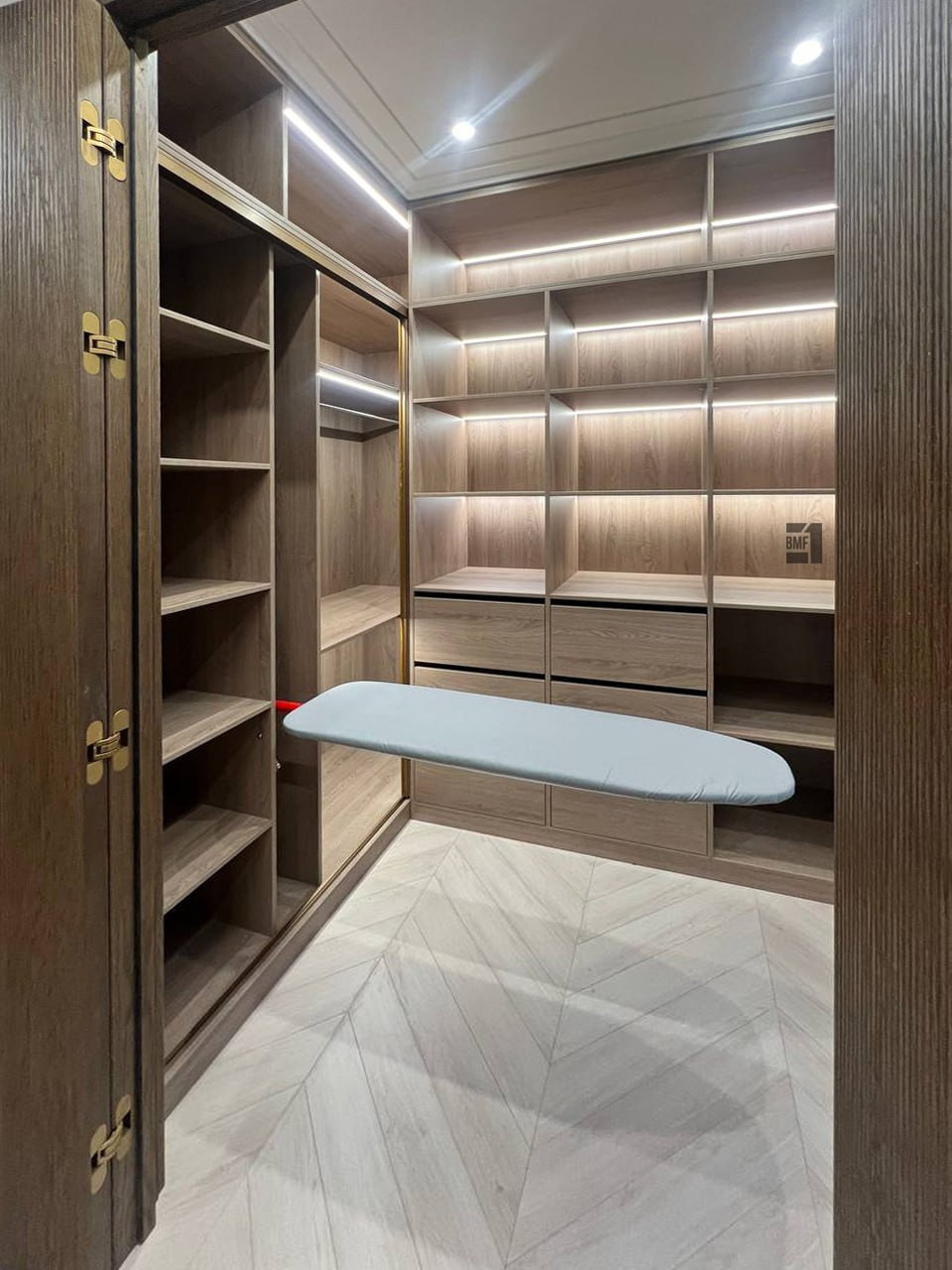 Гардеробная с подсветкой