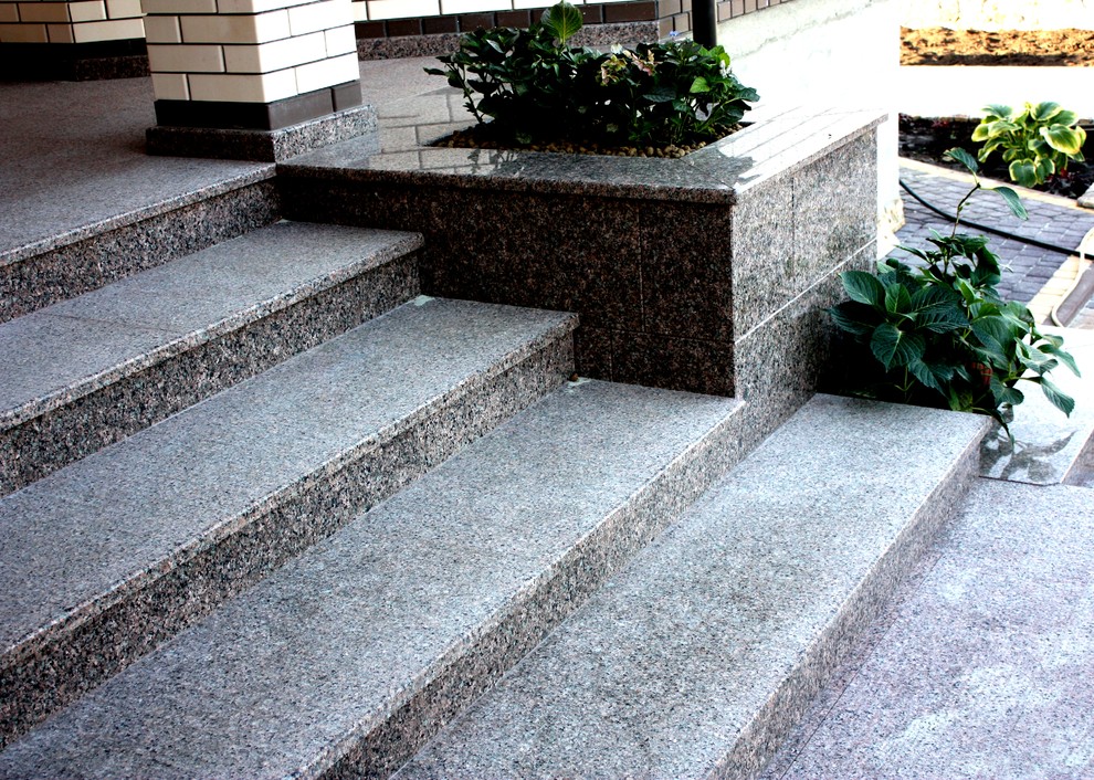 Парадная входная группа из гранита Цветок Украины