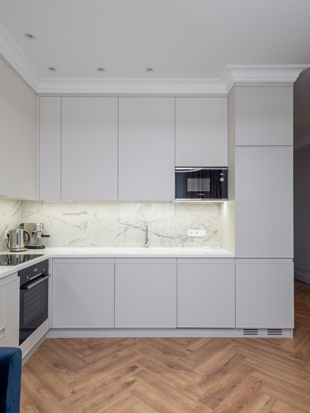 Белая кухня в стиле минимализм