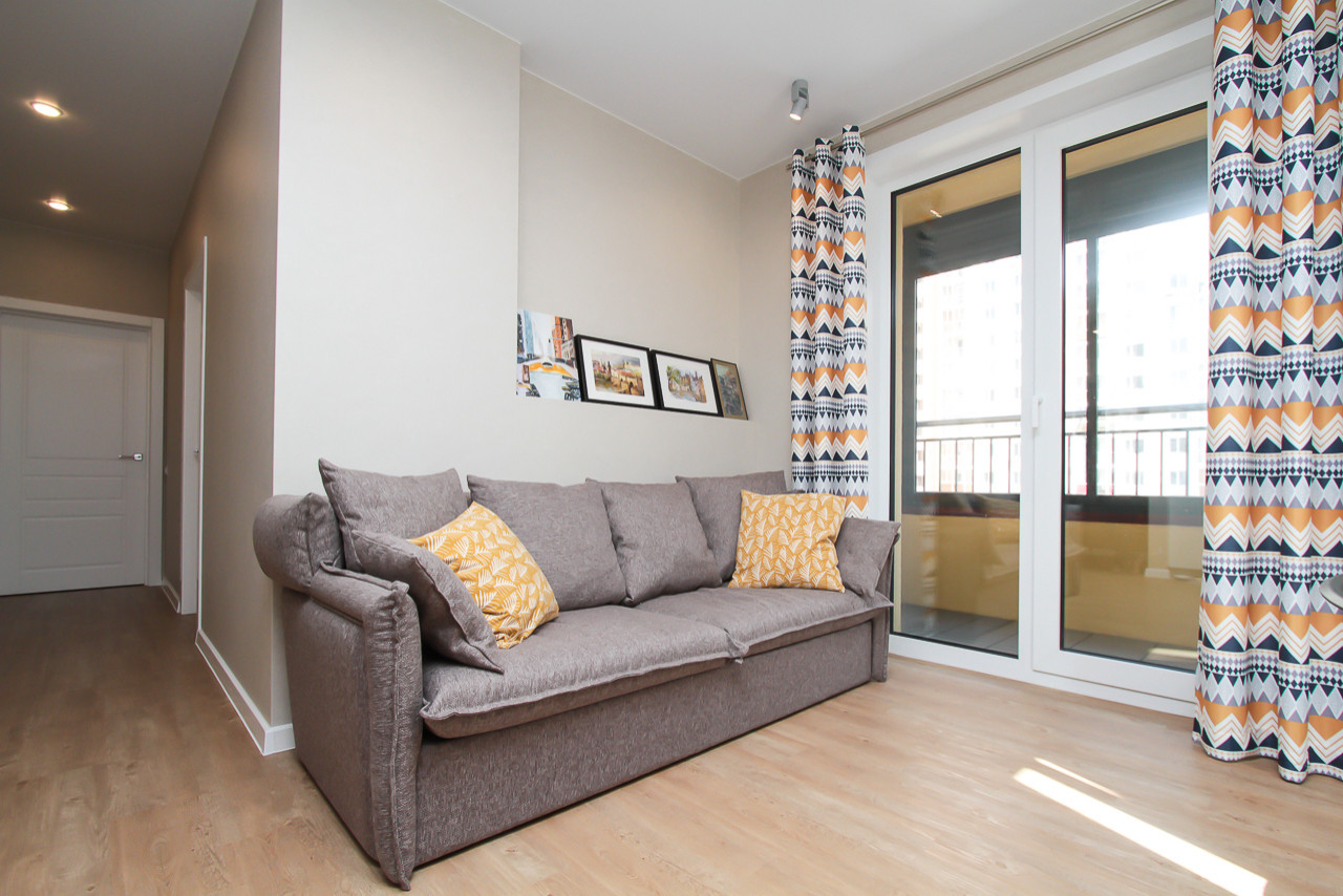 Квартира в современном стиле с яркими цветовыми акцентами.