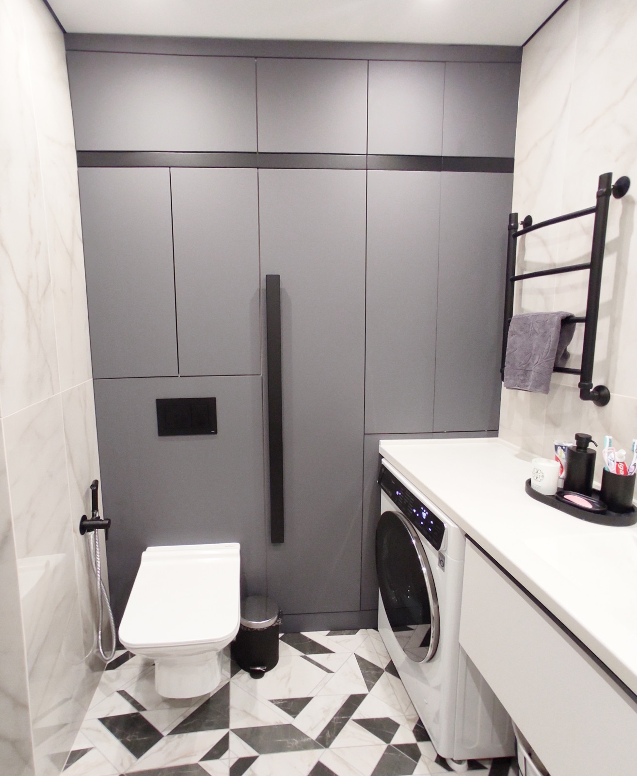 Черно-белая ванная комната 4,45 кв.