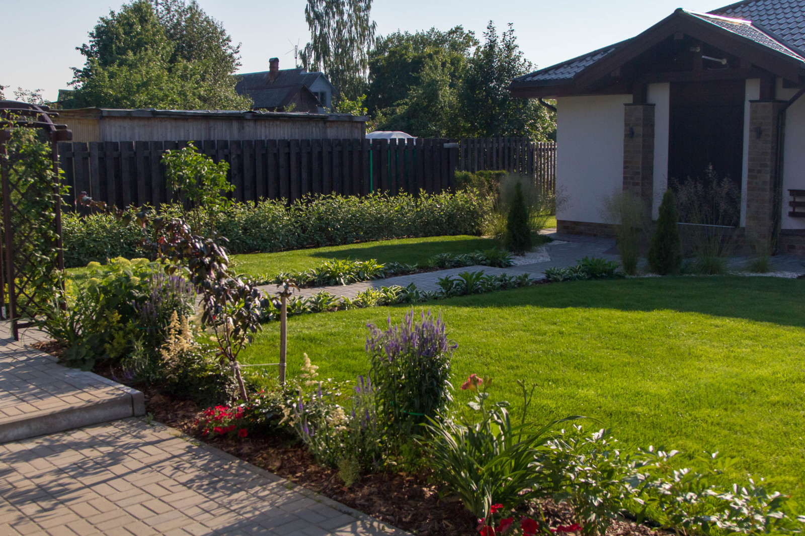 Вид на большой газон от дома