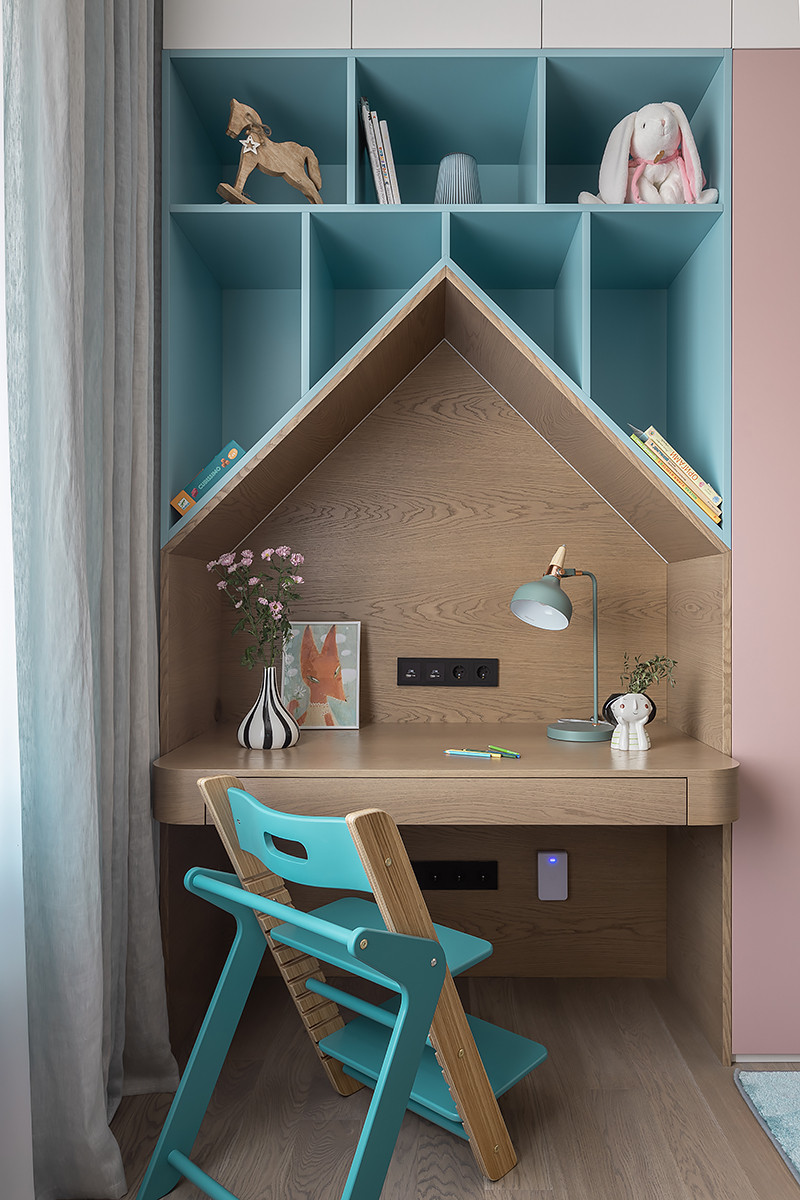 Современный интерьер с яркими акцентами в доме на набережной Невы