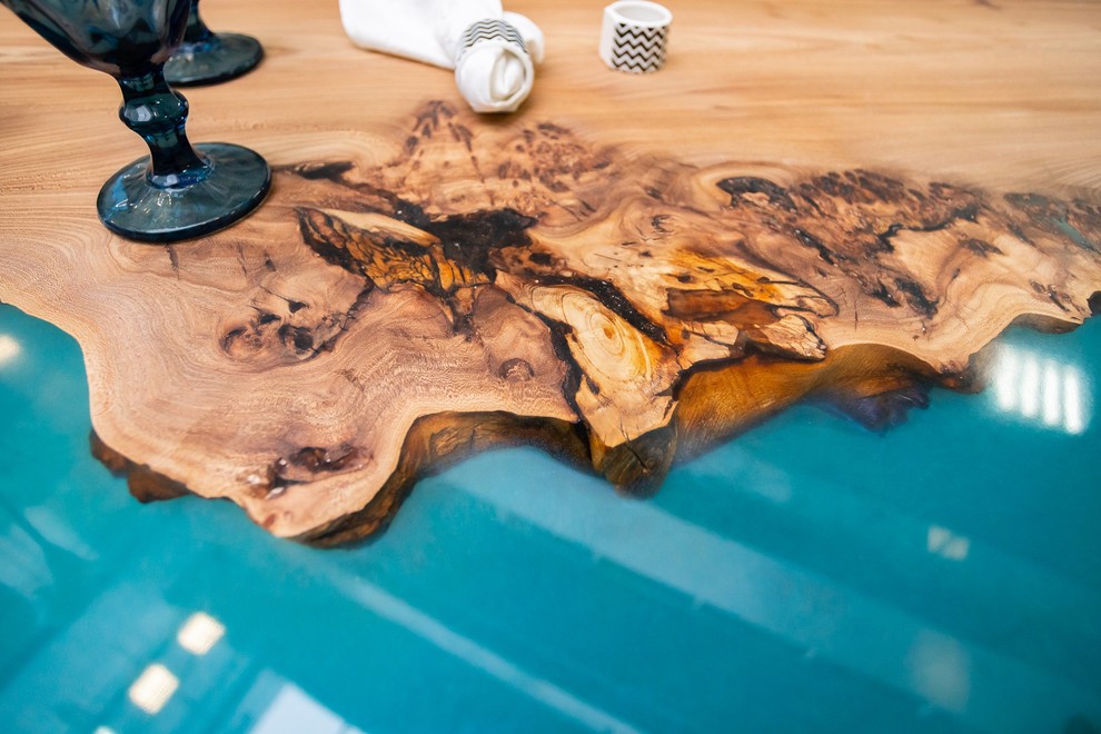 Стол-река из карагача с рекой цвета тиффани+синий павлин