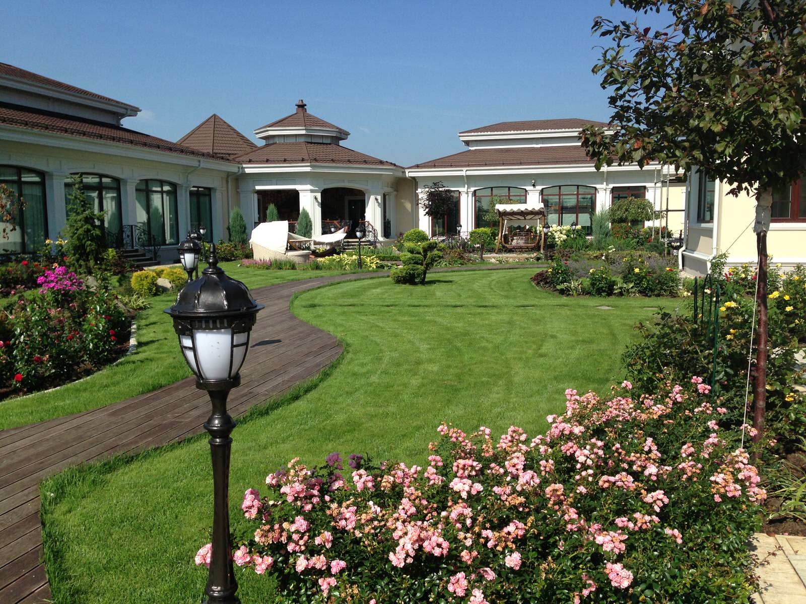 Вид от крыльца на внутренний дворик