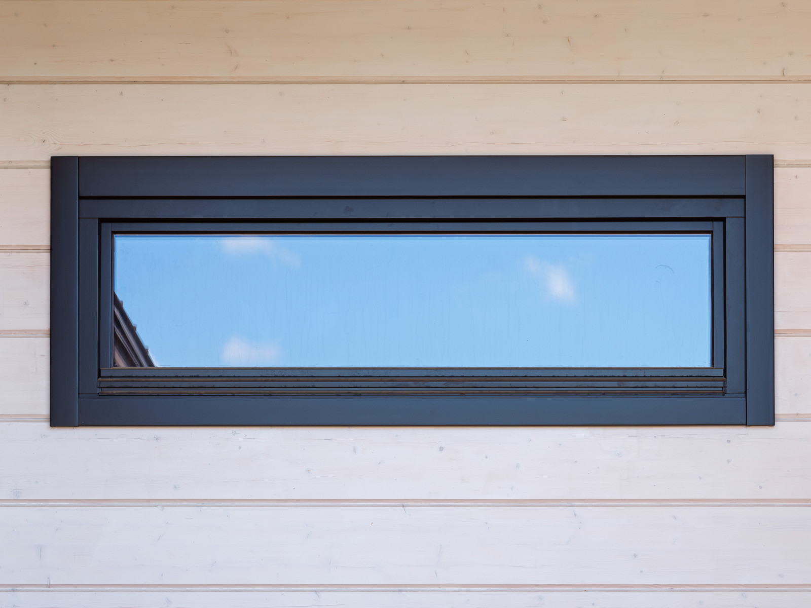 Трапецевидные окна, порталы и входные двери для современного дома