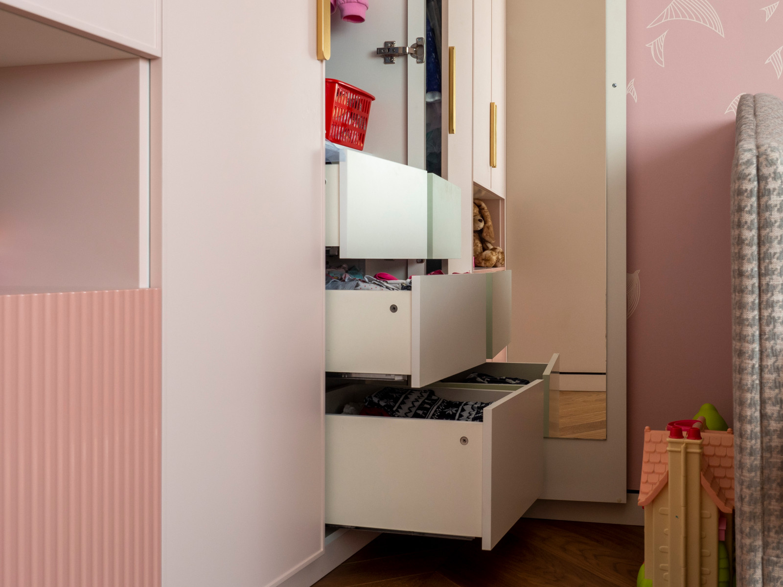 Меблировка детской в розовых тонах