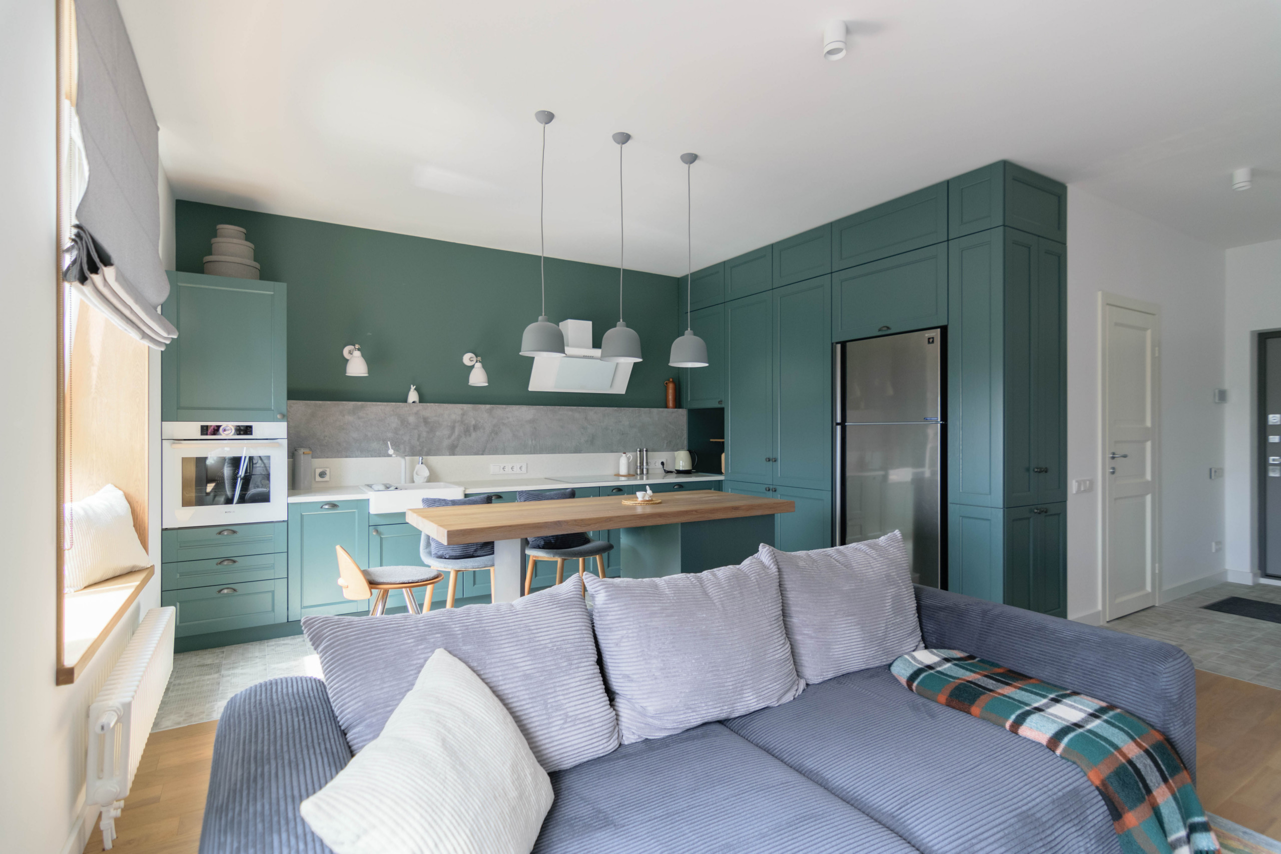 Кухня недели: Пыльно-зеленый гарнитур с островом