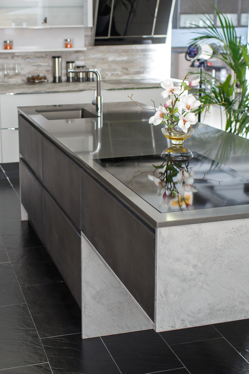 Кухня с серой столешницей из кварцевого камня Quartzforms