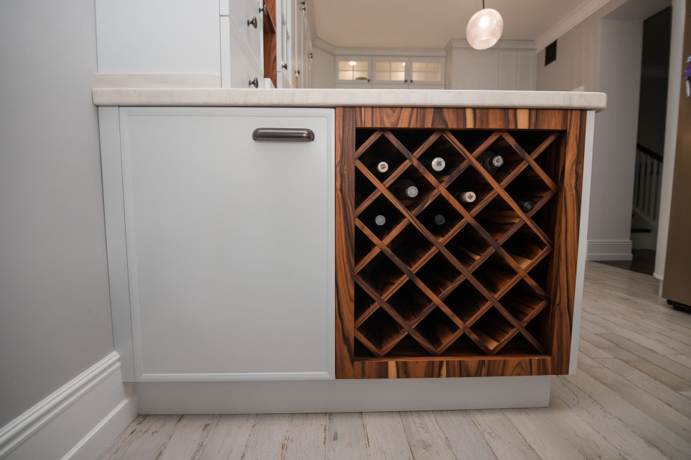 Светлая кухня с деревянными элементами