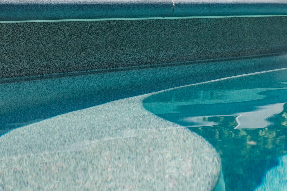 Бассейн на территории частного дома.