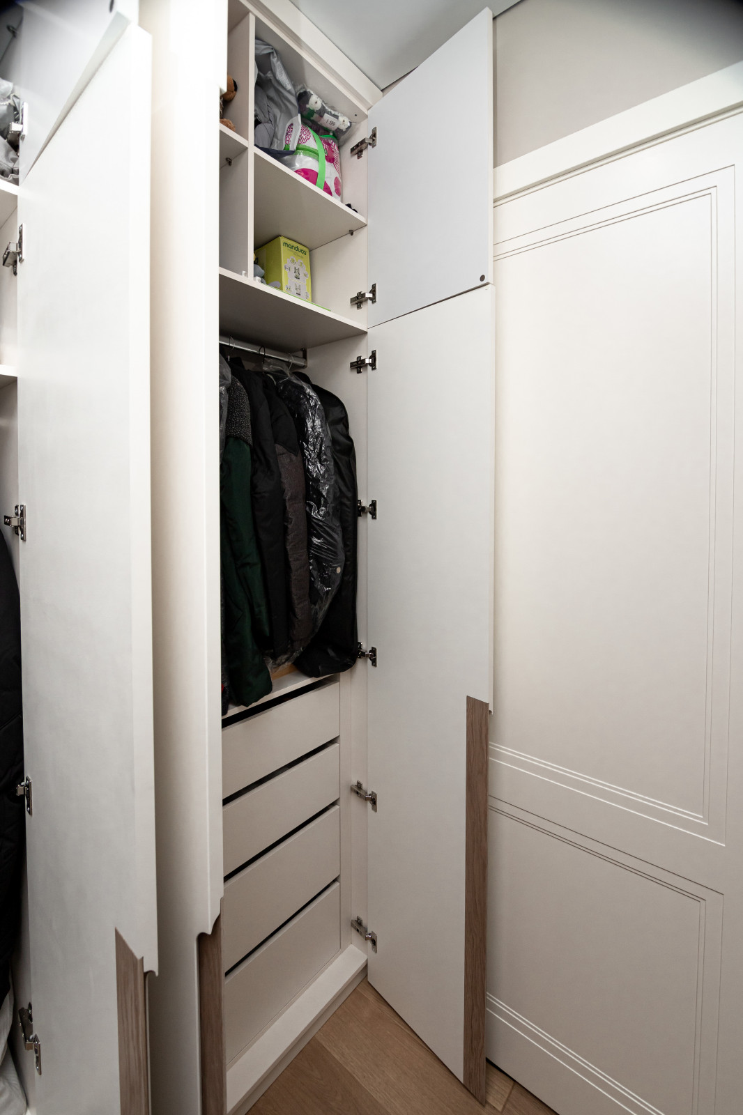 Гардероб и шкаф в прихожую в минималистичном стиле