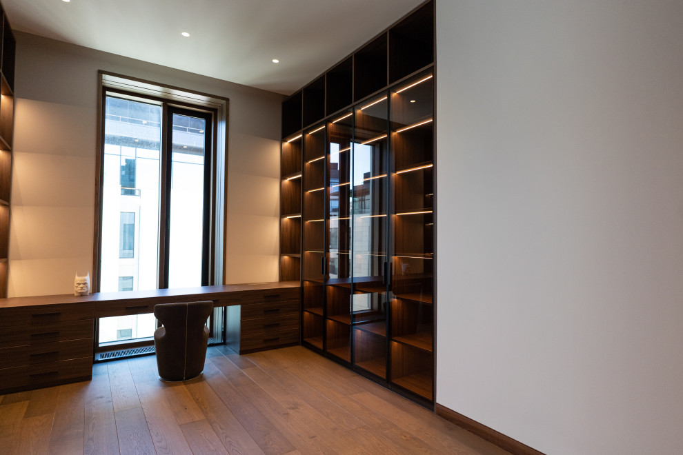 Гардеробная комната с распашными стеклянными RPE фасадами