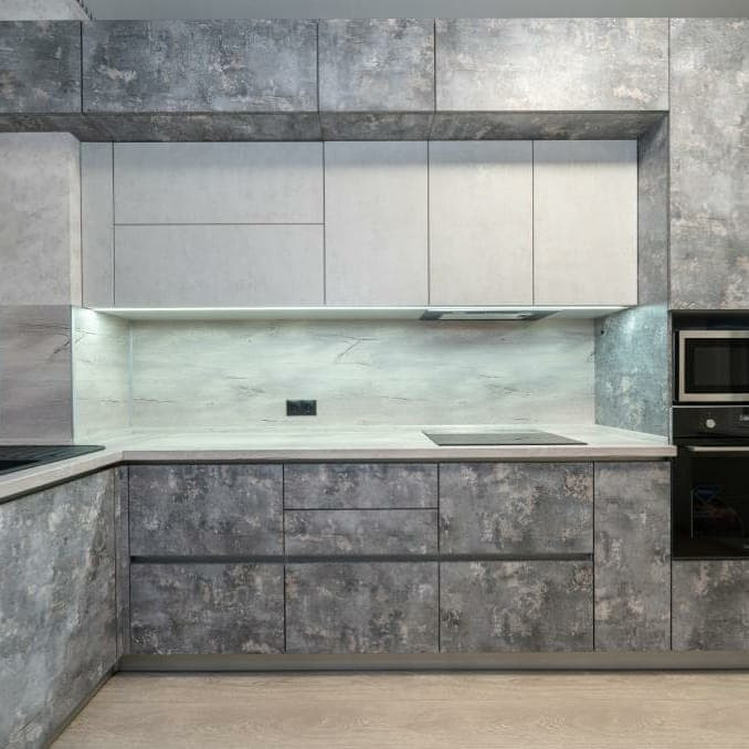 Широкая серо-белая угловая кухня в стиле лофт