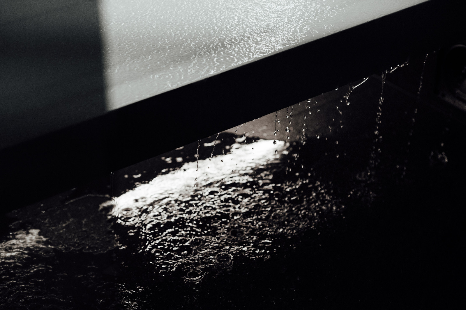 Вода на скамьях в хамаме