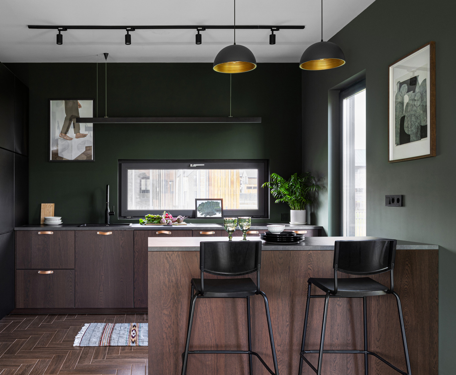 Дом в Подмосковье 137 м2 с темными стенами