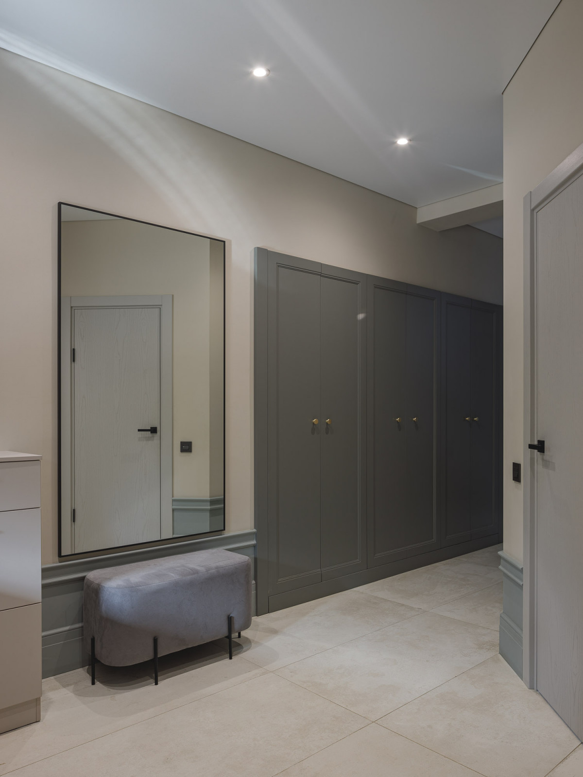 Кухня-гостиная с камином в коттедже Малая Царевщина