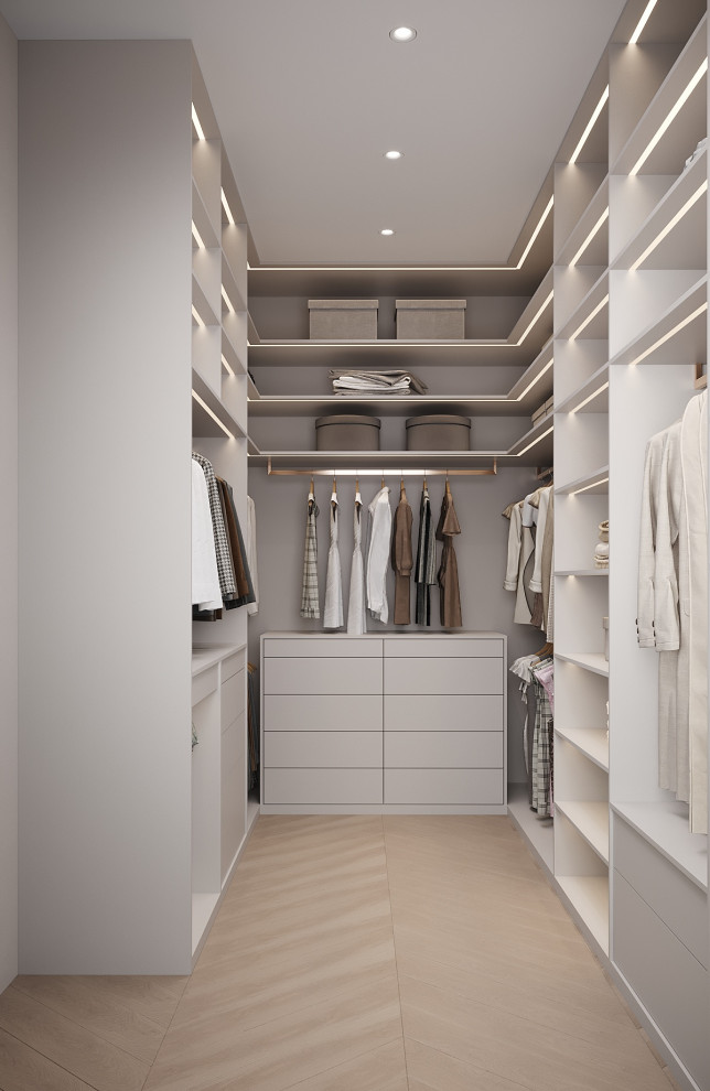 Гардеробная при спальне в загородном доме