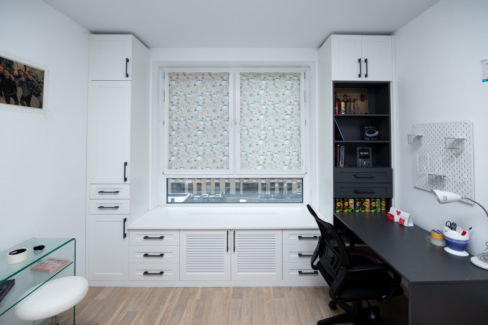 Меблировка подростковой комнаты в нейтральных цветах