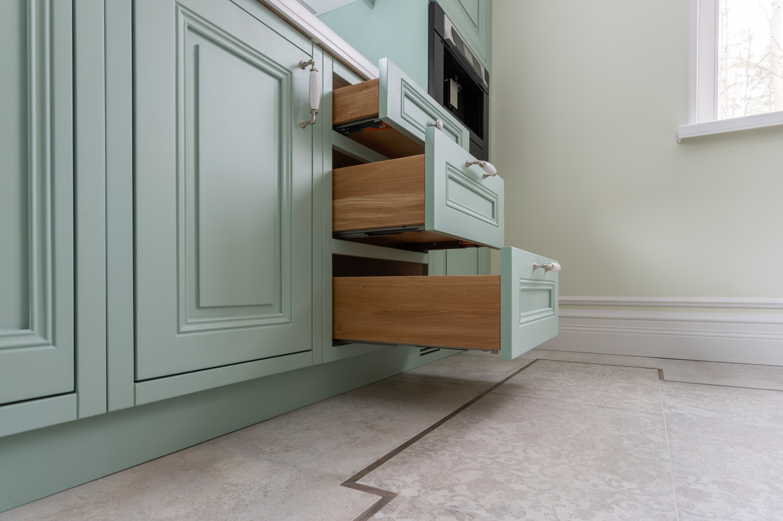 Зеленая кухня в загородном доме