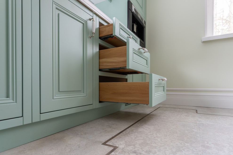 Зеленая кухня в загородном доме