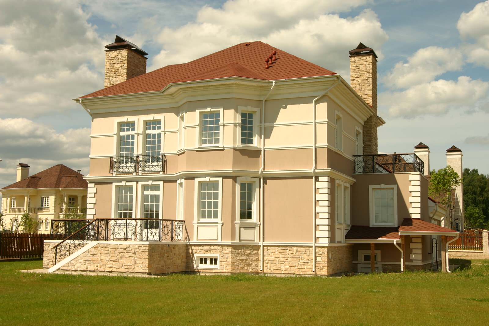 Искусственный камень в экстерьере