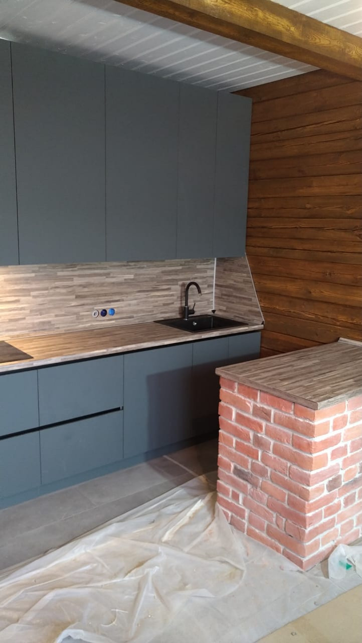 Кухня в материале Fenix с профилем Gola