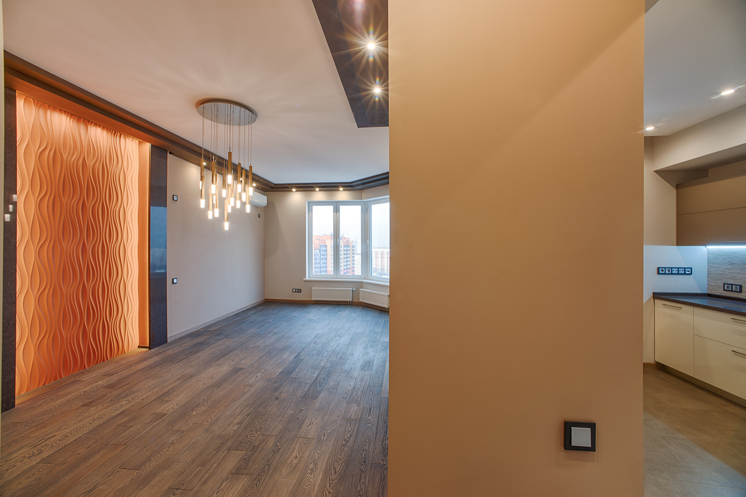 Гостиная по дизайн-проекту. Дерево с зеркальным фоном.