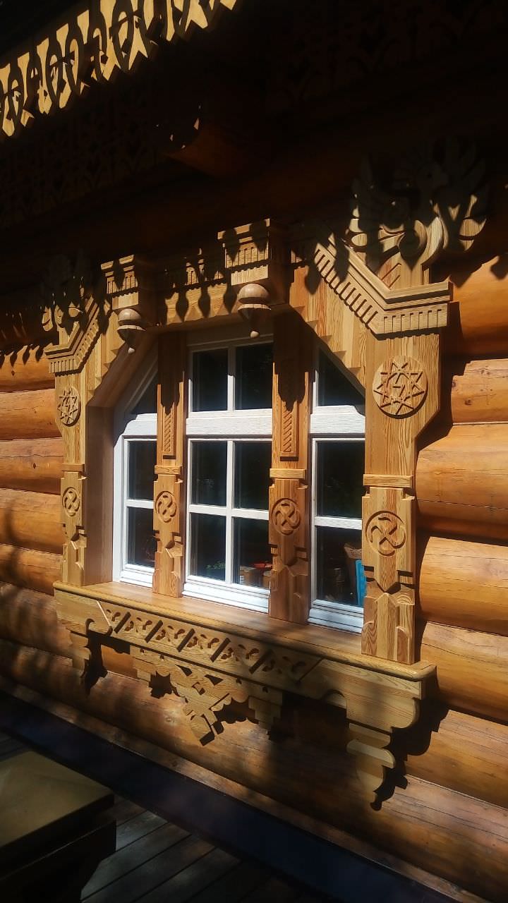 Русская усадьба. Родовое поместье. Резная обналичка оконных и дверных проемов