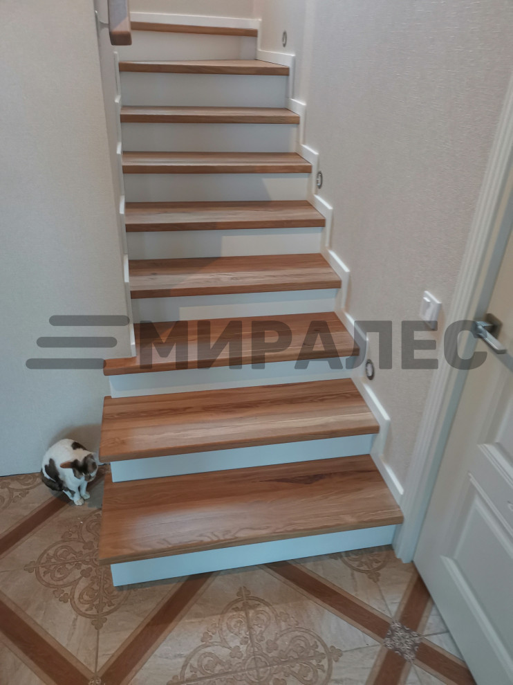 Облицовка П-образной бетонной лестницы дубом