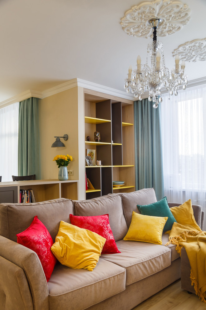 Разноцветная двухкомнатная квартира для девушки, которая любит вязать.