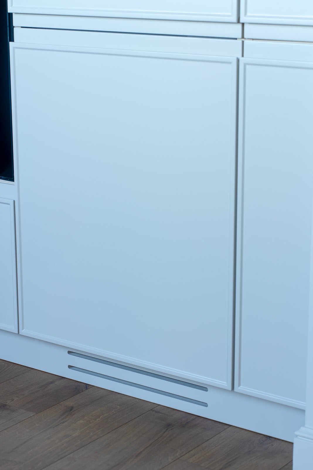 Монохромная кухня до потолка с интересными решениями