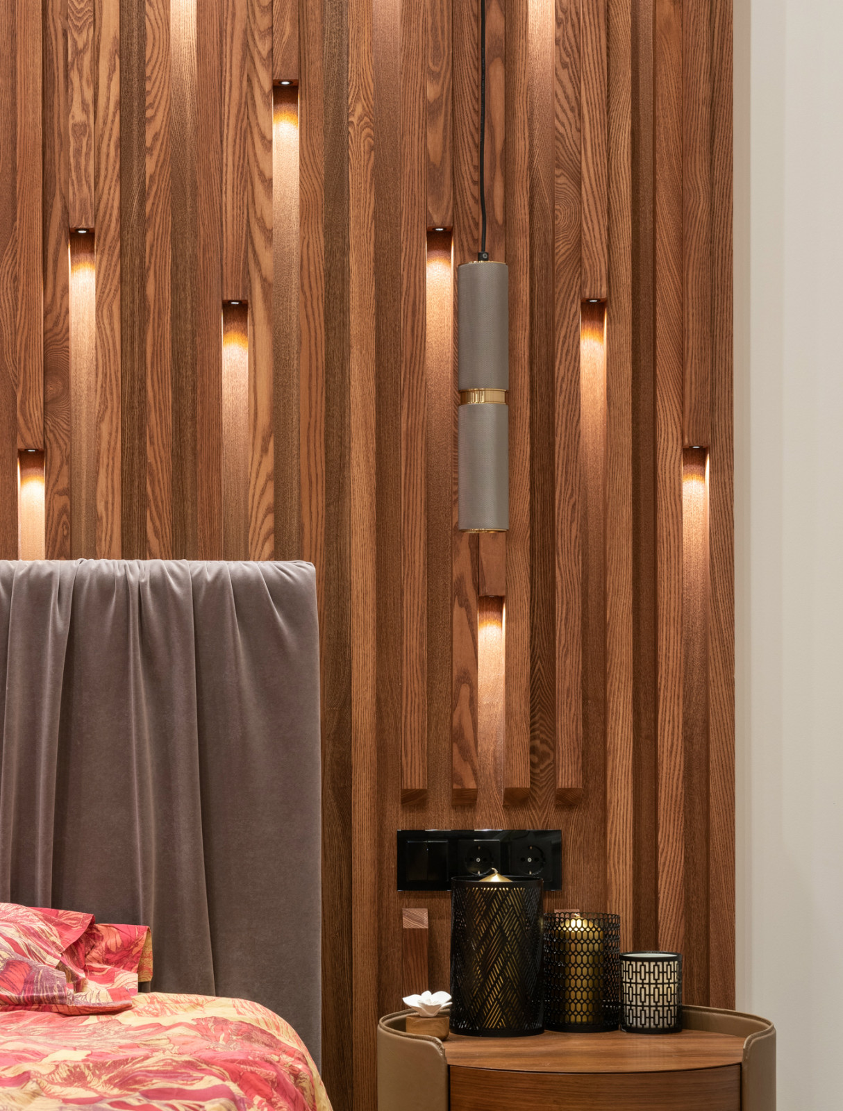 Обложка проекта: Деревянные рейки с торцевой подсветкой в спальной комнате - Ясень