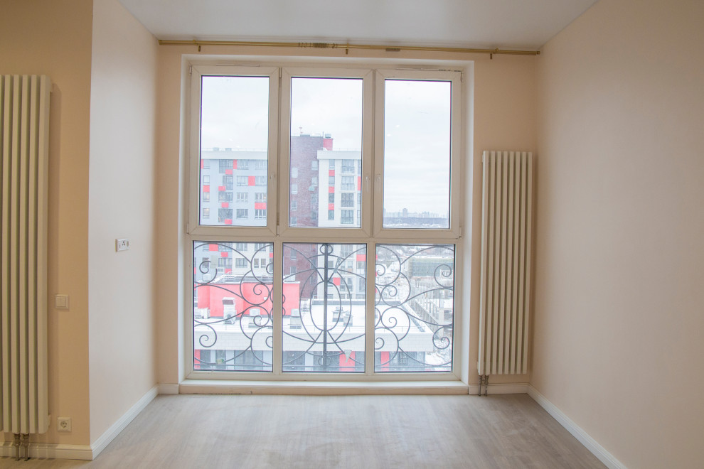 Спальня с окнами в пол