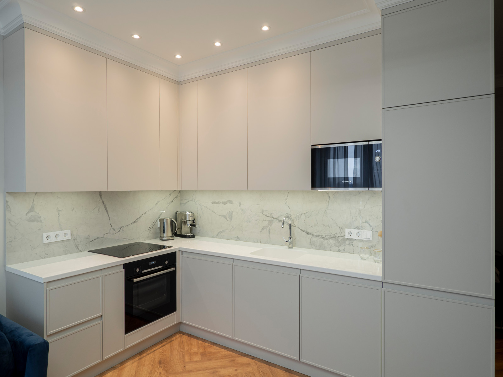 Белая кухня в стиле минимализм