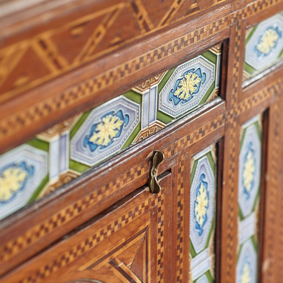 Антикварный буфет из тика с изразцами