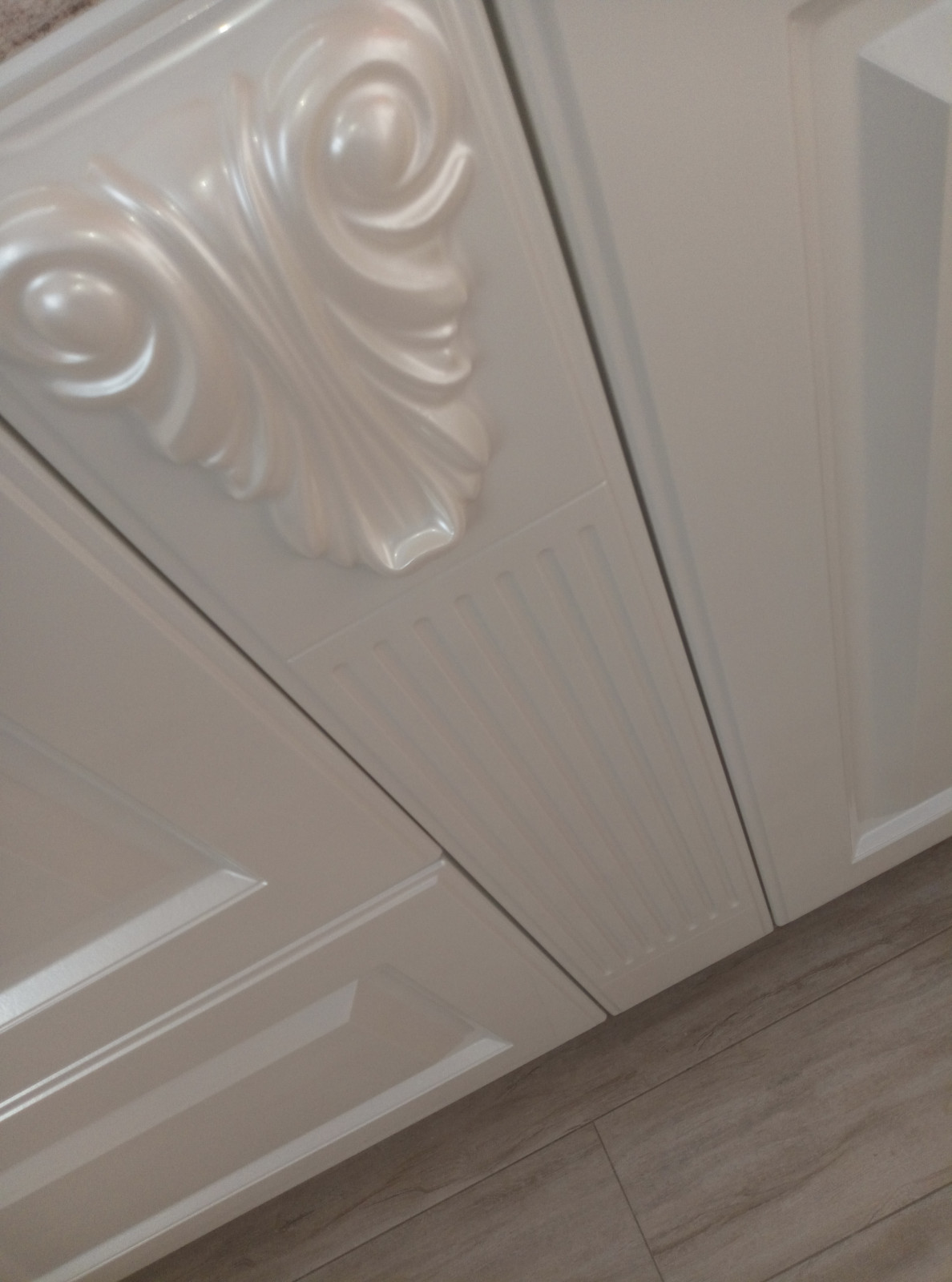 Кухня и гостиная с витринамифасады для кухни