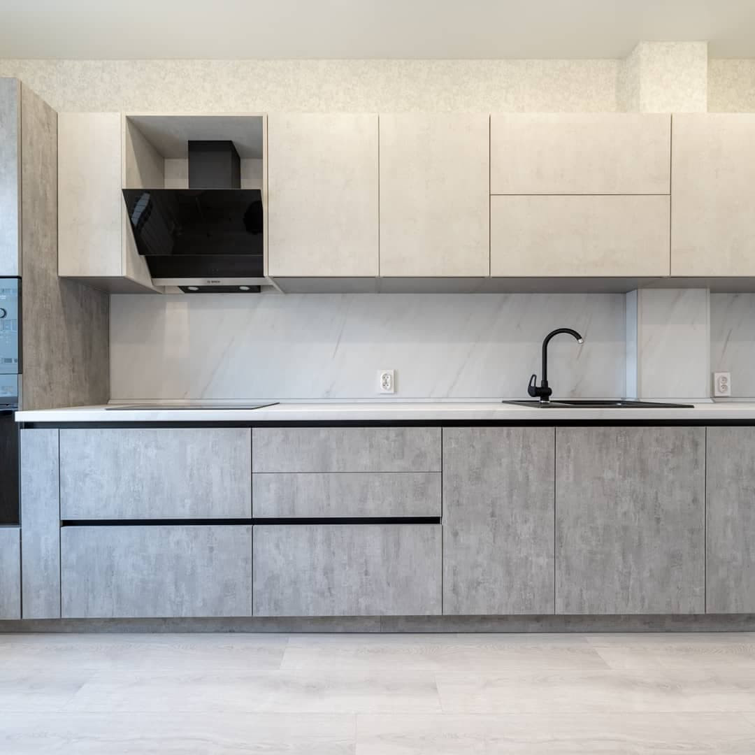 Обложка проекта: Большая светлая прямая кухня с фасадами под металл и камень