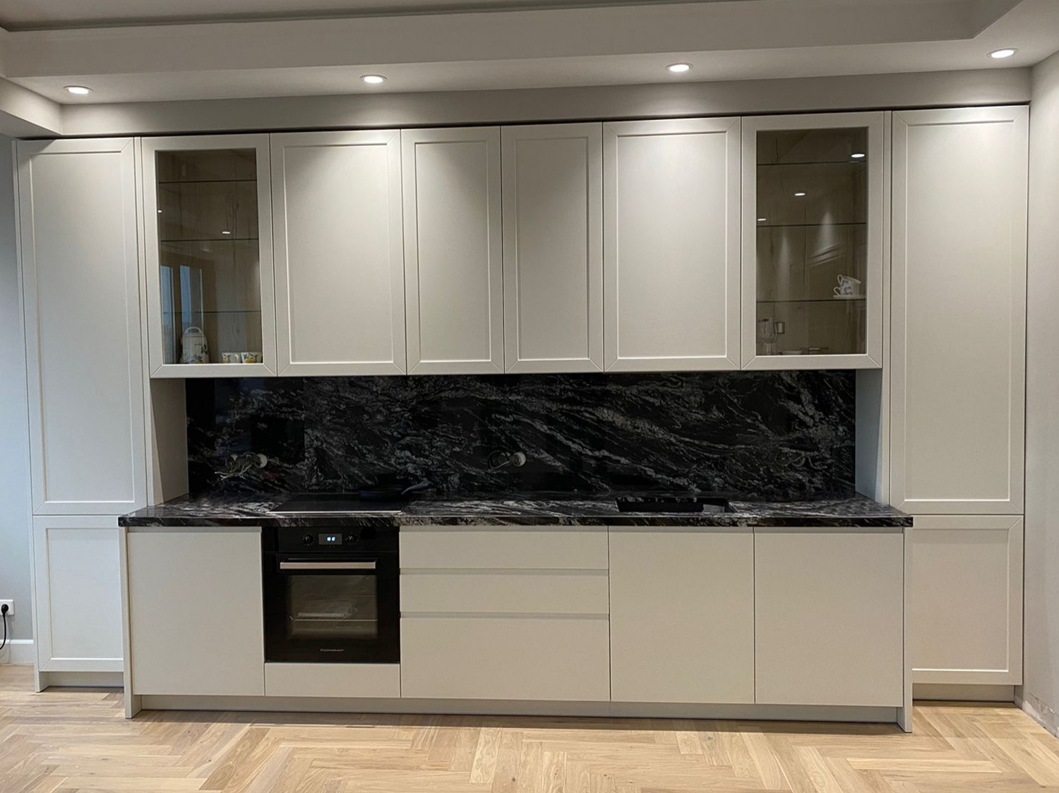 Белая современная кухня