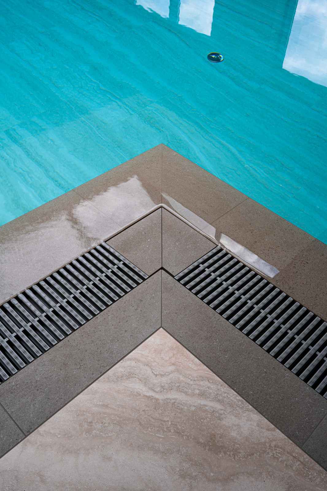 Плавательный бассейн на 17 этаже жилого здания