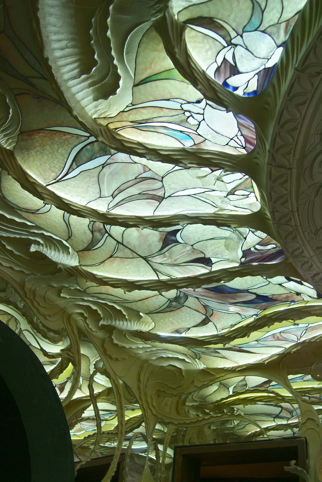 Обложка проекта: Подвесной витражный потолок в скульптурной композиции Алексея Коробки.