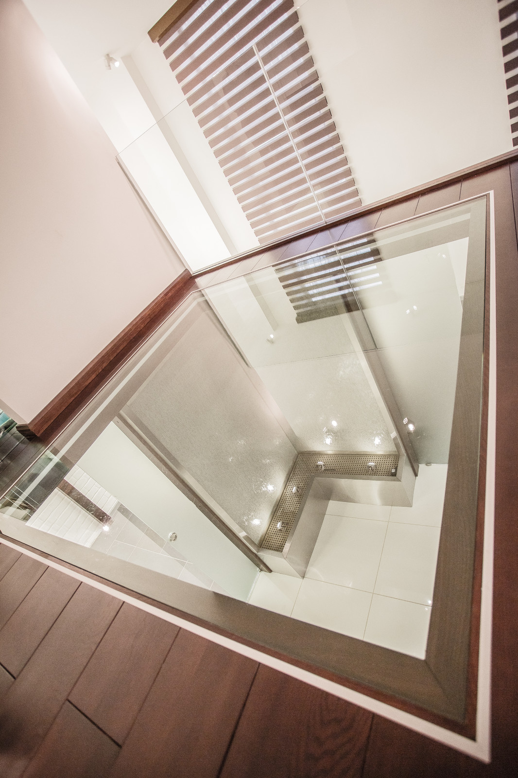 Офис со стеклянной лестницей