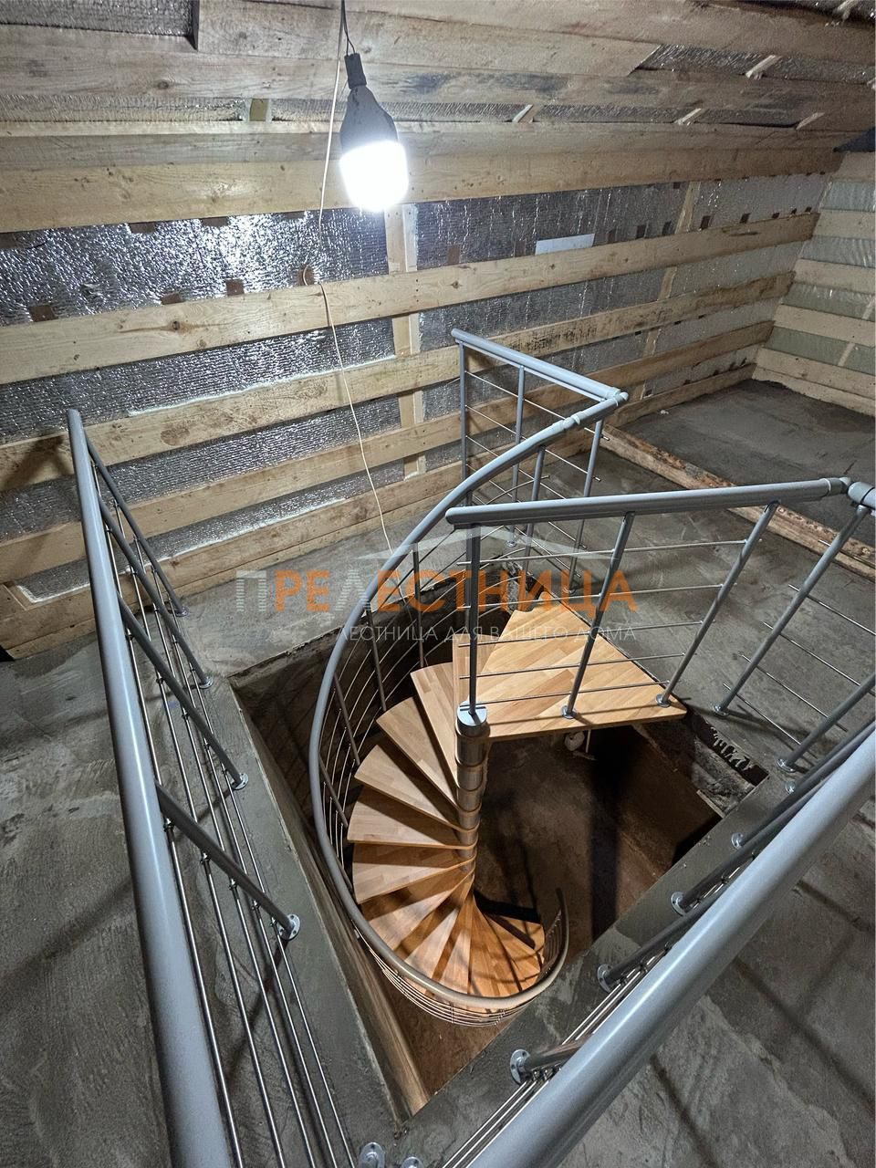 Обложка проекта: Винтовая лестница на второй этаж Dolle Style d140 RAL 9006