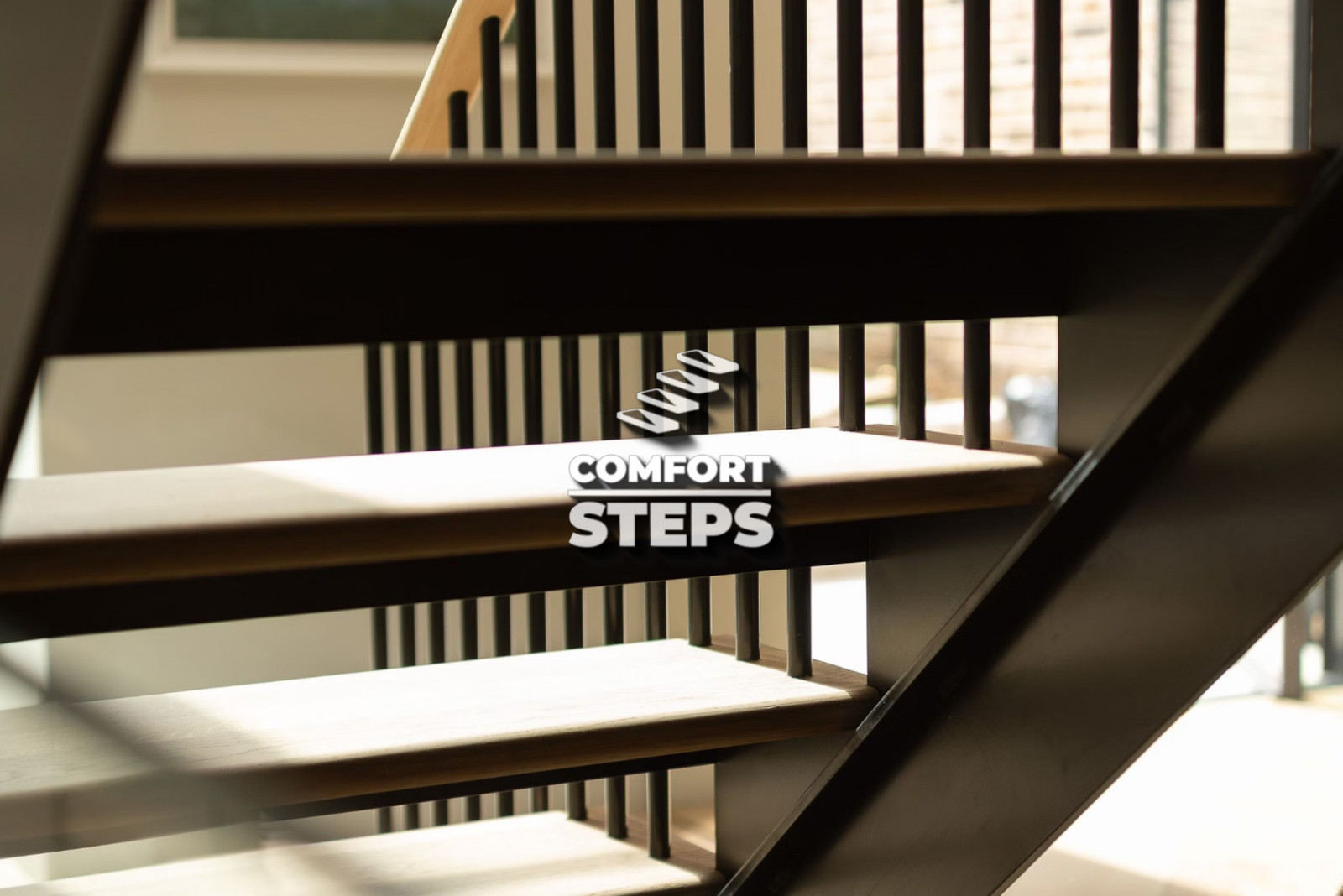 Обложка проекта: Лестница на металлическом каркасе c ясеневыми ступенями и черными стойка