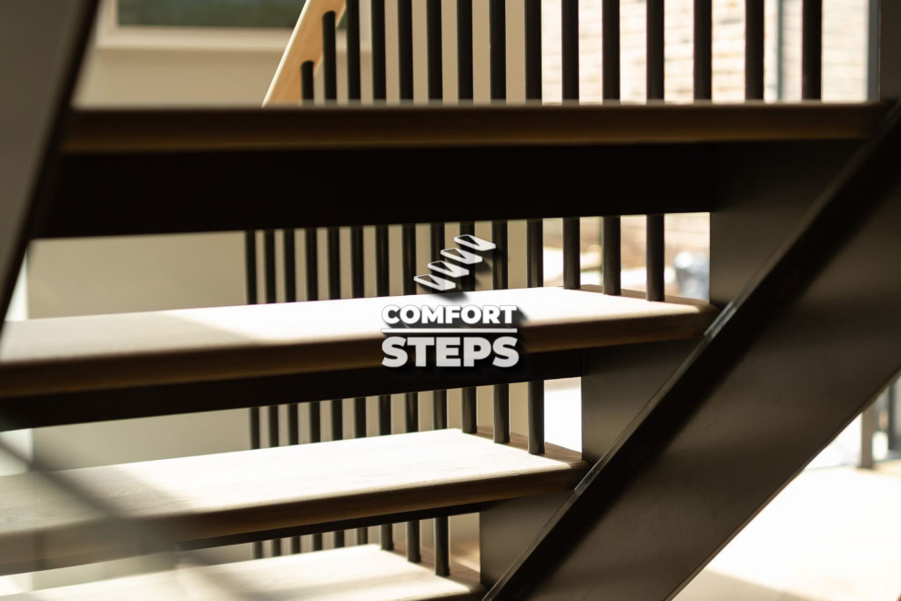 Обложка проекта: Лестница на металлическом каркасе c ясеневыми ступенями и черными стойка