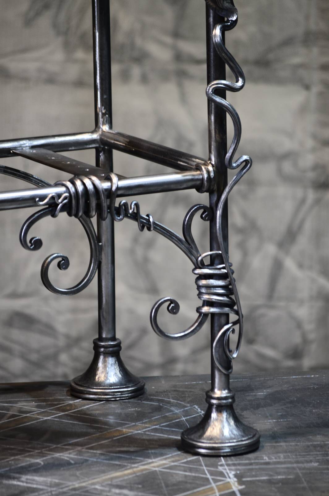 Ковка в интерьере. Винный стеллаж.