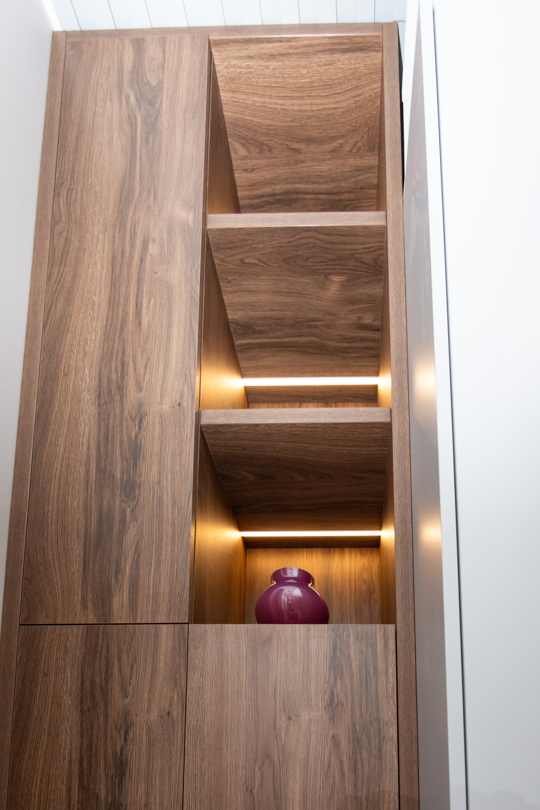 Меблировка спальни: шкаф, стеллаж и стол-подоконник